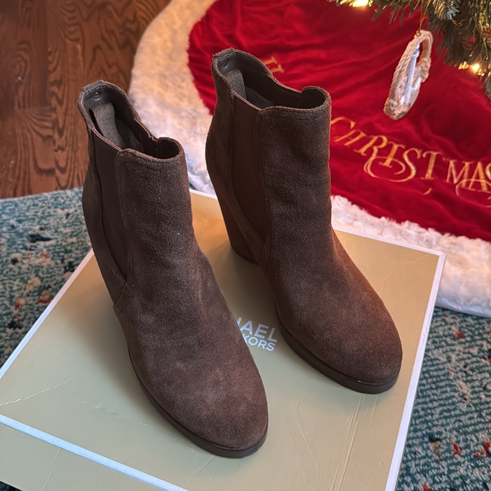 Michael Kors suede boots size 8.5 Brown. Worn one time. - Picture 3 of 13